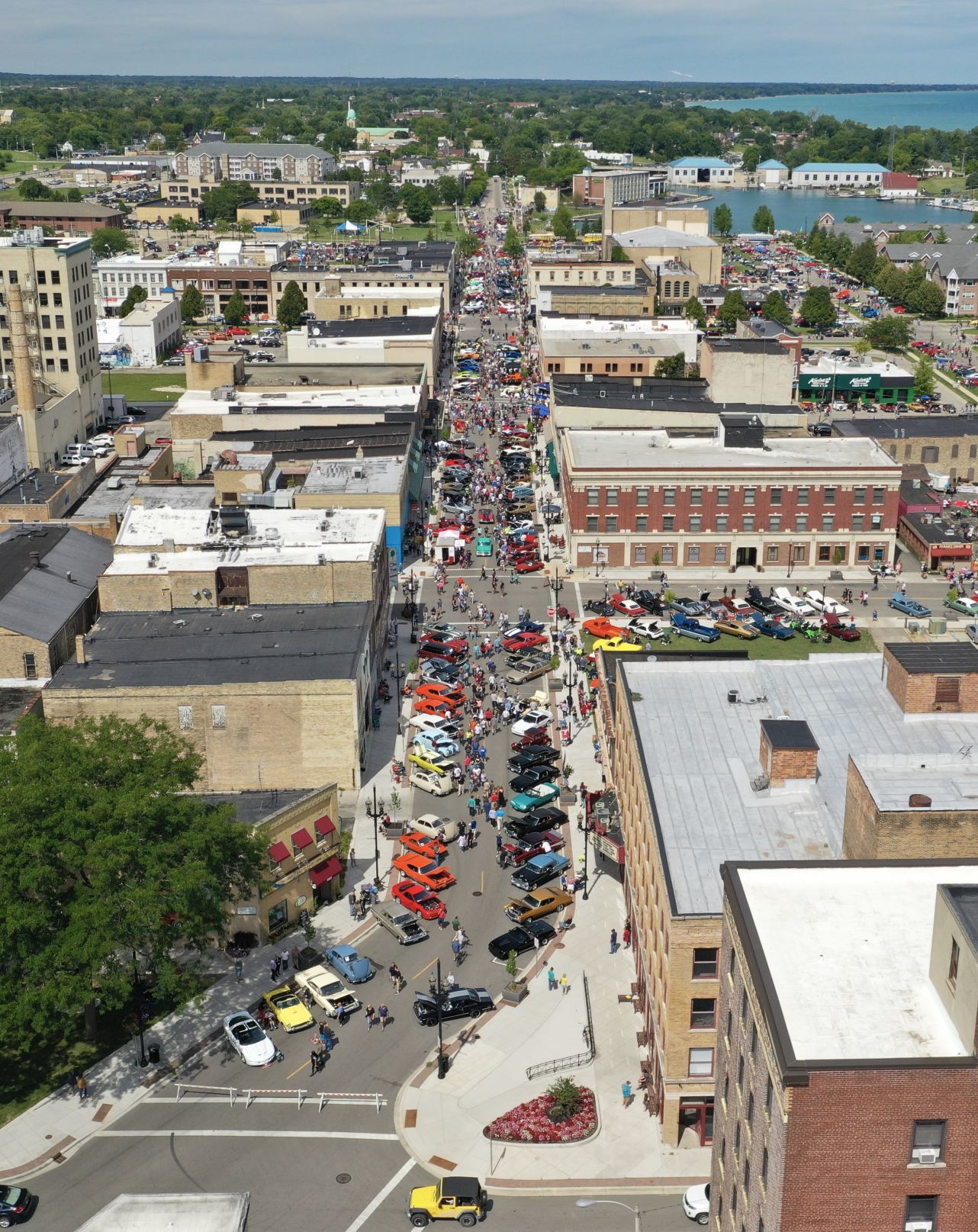 CLASSIC CAR CRUISE-IN